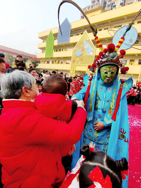 2023年12月28日，小龙人第二幼儿园举行“喜迎龙年·‘庙’趣横生”庙会游园活动，通过手工制作、品尝美食等活动，让孩子和家长了解新年的传统习俗，激发他们对传统文化的了解和热爱。 记者郭小溪摄