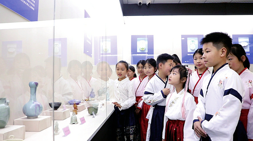 学生参观尚瓷艺术馆展品