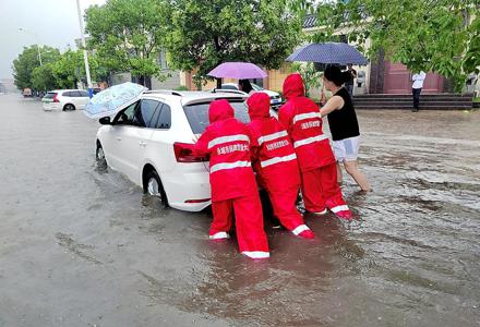 风雨之中见真情——市民政应急救援队奋战防汛一线